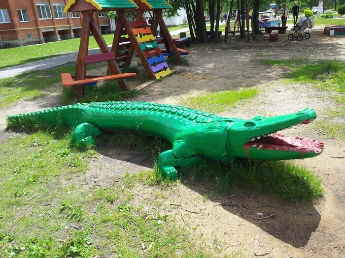 Зубастый крокодил поделка из бумаги. Змея из покрышек. Поставь крокодил. Крокодил живой. Фигуры из шин.