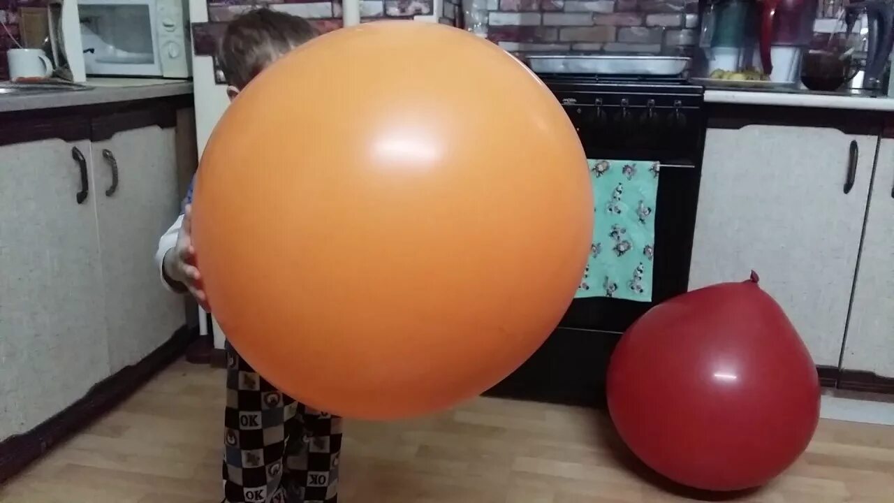 Большие шары видео. Надувает шарик. Воздушные шарики надувать. Надул большой шарик. Надувание воздушного шарика.
