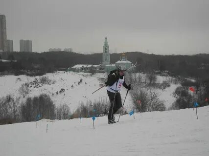 Спуск на лыжах по буграм