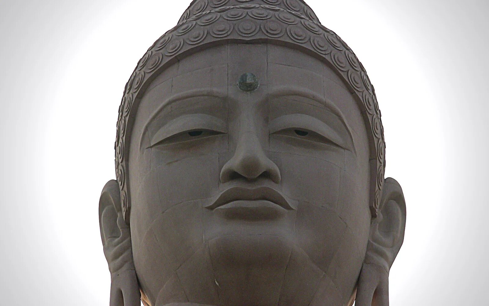 Будда Шакьямуни голова. Скульптура голова. Лицо Будды. Буддийские статуи.