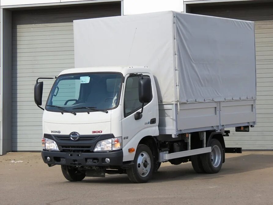 Купить грузовик категории в. Hino 300 xzu600l. Hino 300 3.5 т. Hino 300 (3.5 т) бортовой. Бортовой Hino 5т.