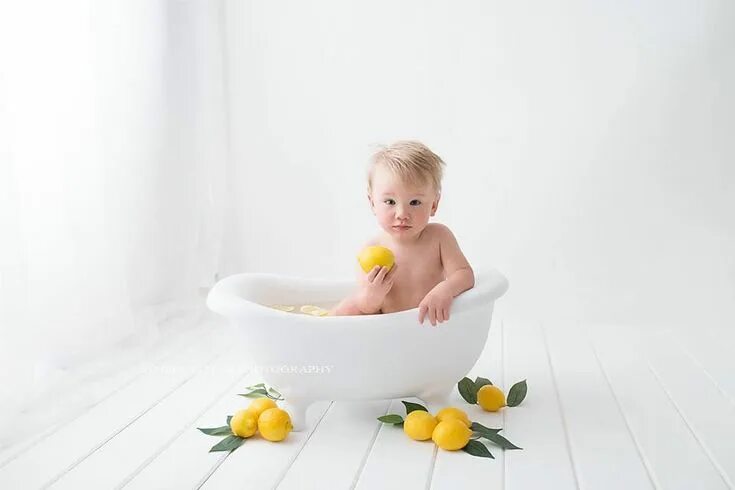 A la hora de bañar a tu bebé llena la bañera de 5 a 8 cm de agua, no necesitas m
