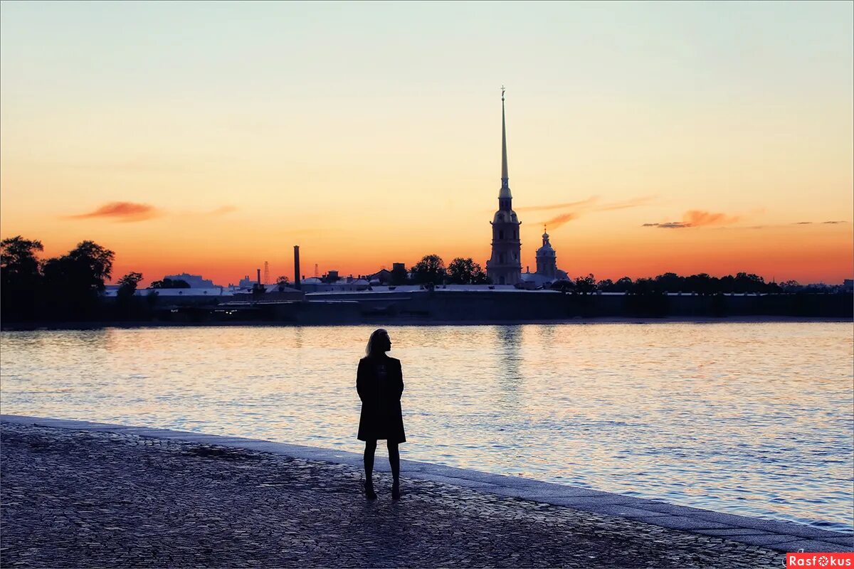 девушка на набережной вечером. романтика белых ночей. девочка белые ночи. белые ночи. белые ночи санкт-петербург.
