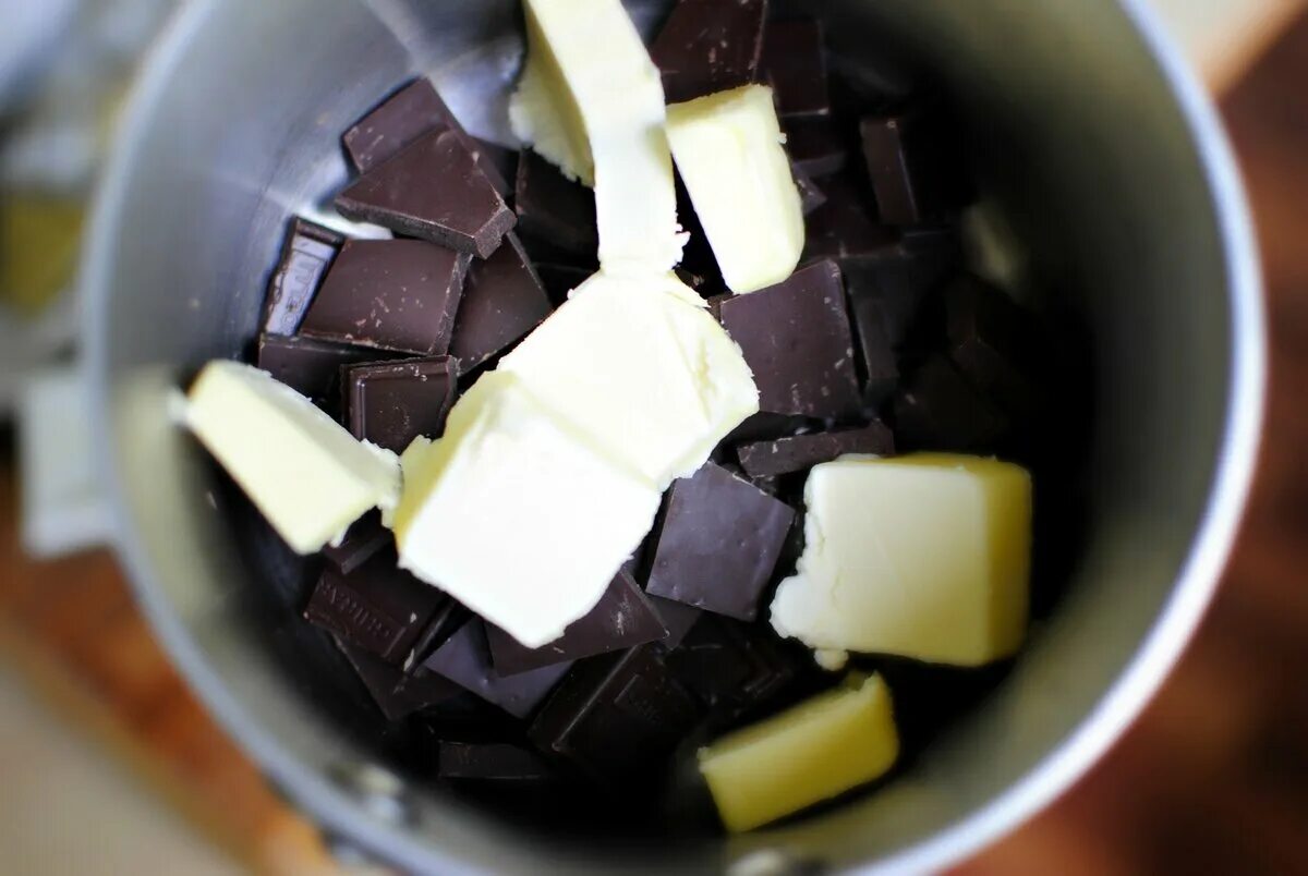 Шоколадное масло. Шоколад растопленный с маслом сливочным. Шоколад и сливочное масло. Растопленный шоколад с маслом. Растопить сливочное масло добавить