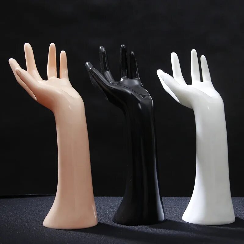 Купить пластиковые руки. Рука манекена. Пластмассовая рука манекена. Ювелирные украшения на руке. Кисть руки манекен.