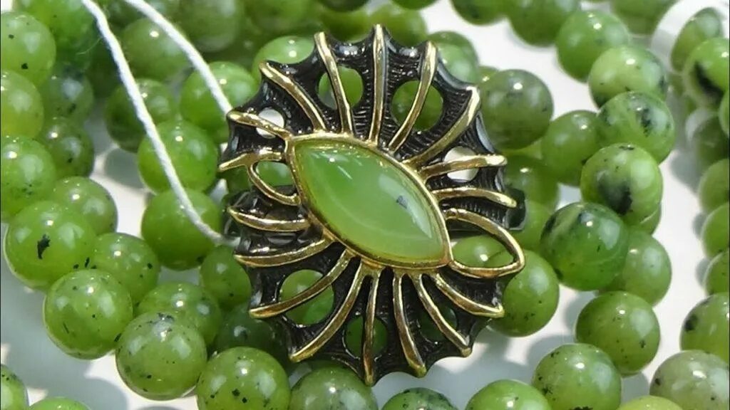 нефрит видео. виды нефрита камень. нефрит видео. зеленый на просвет камень. нефрит видео.