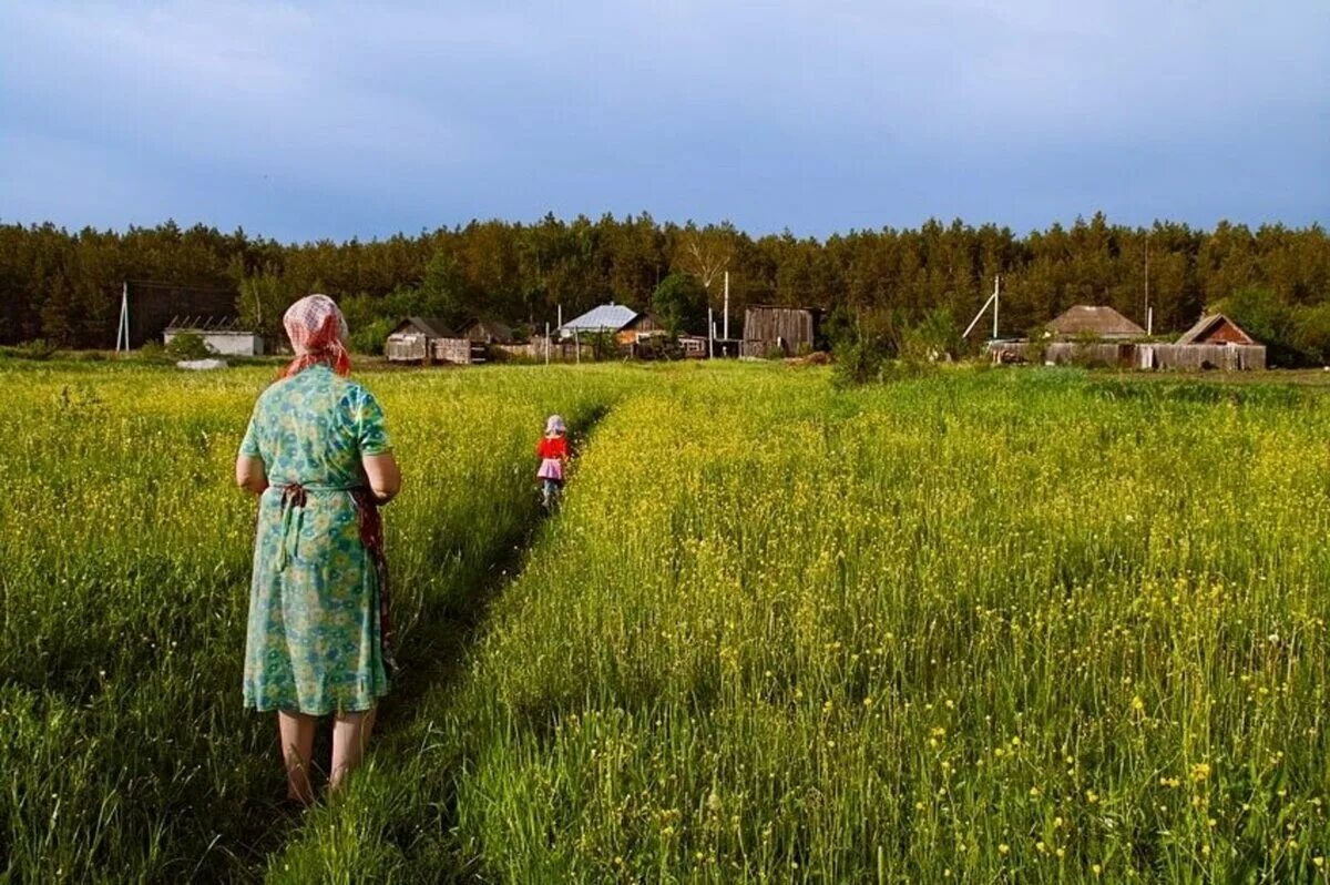 Летом я была у бабушки. Лето у бабушки в деревне. Деревня летом. Бабушка в деревне. Сельские женщины.