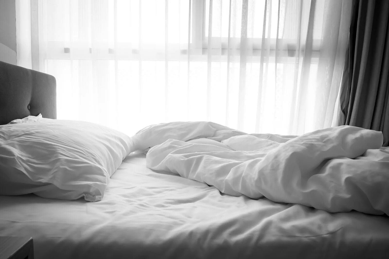 Долго лежал в постели. Белое одеяло на кровати. Парень в белой кровати. Приснилось лежать на кровати. Белые подушки на кровати.