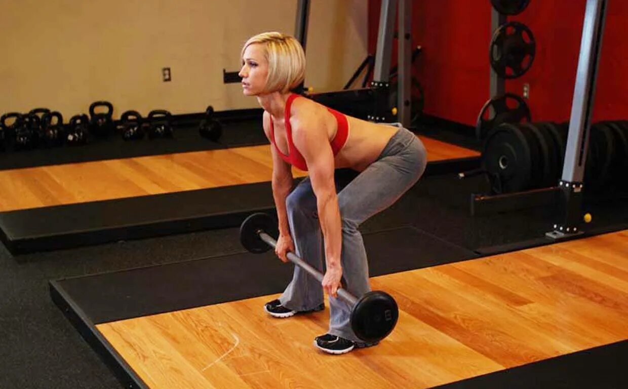 Тяга штанги девушки. Румынская становая тяга. румынская становая тяга со штангой. наклоны со штангой для девушек. тяга в наклоне девушки.