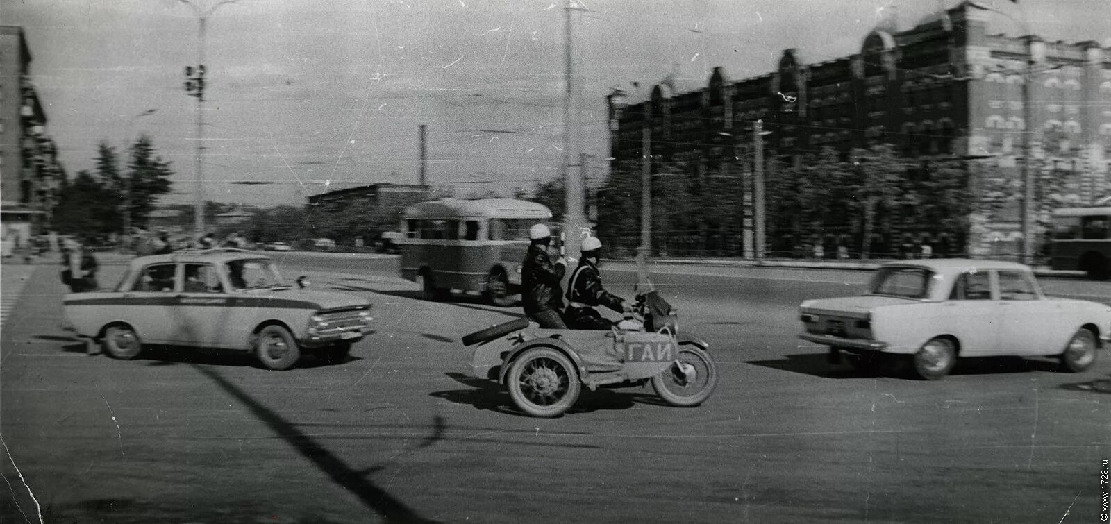 самолет на улице бебеля свердловск. свердловск машины. музей ретро автомобилей екатеринбург в кольцово. автомагазин ссср. свердловск машины.
