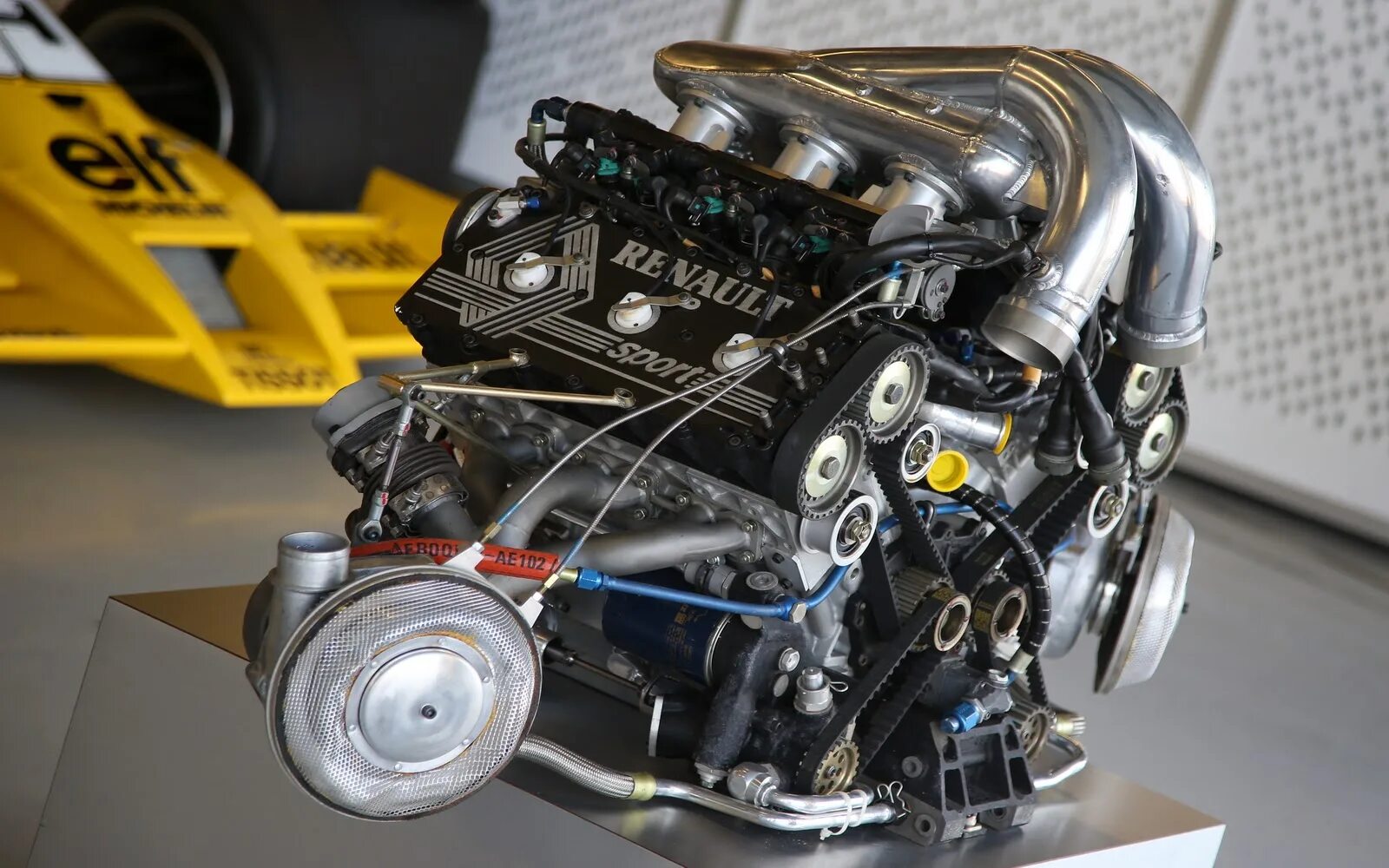 Renault f1 engine. Renault Formula 1 двигатель. Renault Turbo 2. Ренаулт f1n двигатель. Модели двигателей рено