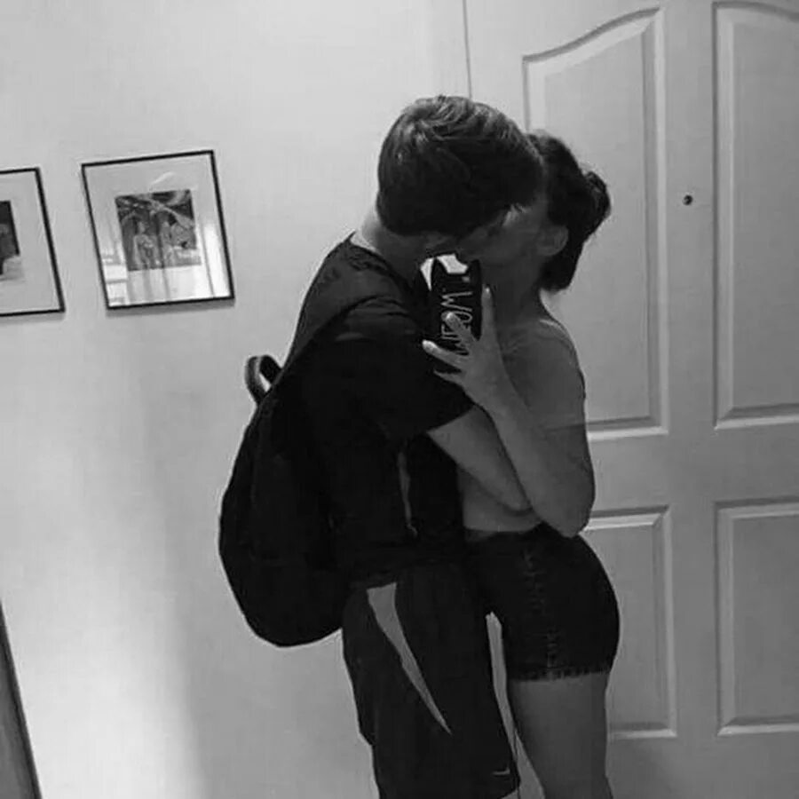 Парень обнимает девушку брюнетку. Влюбленная пара в темноте. Поцелуй девушек с короткими волосами. Парень и девушка с короткими волосами. Парень и девушка.