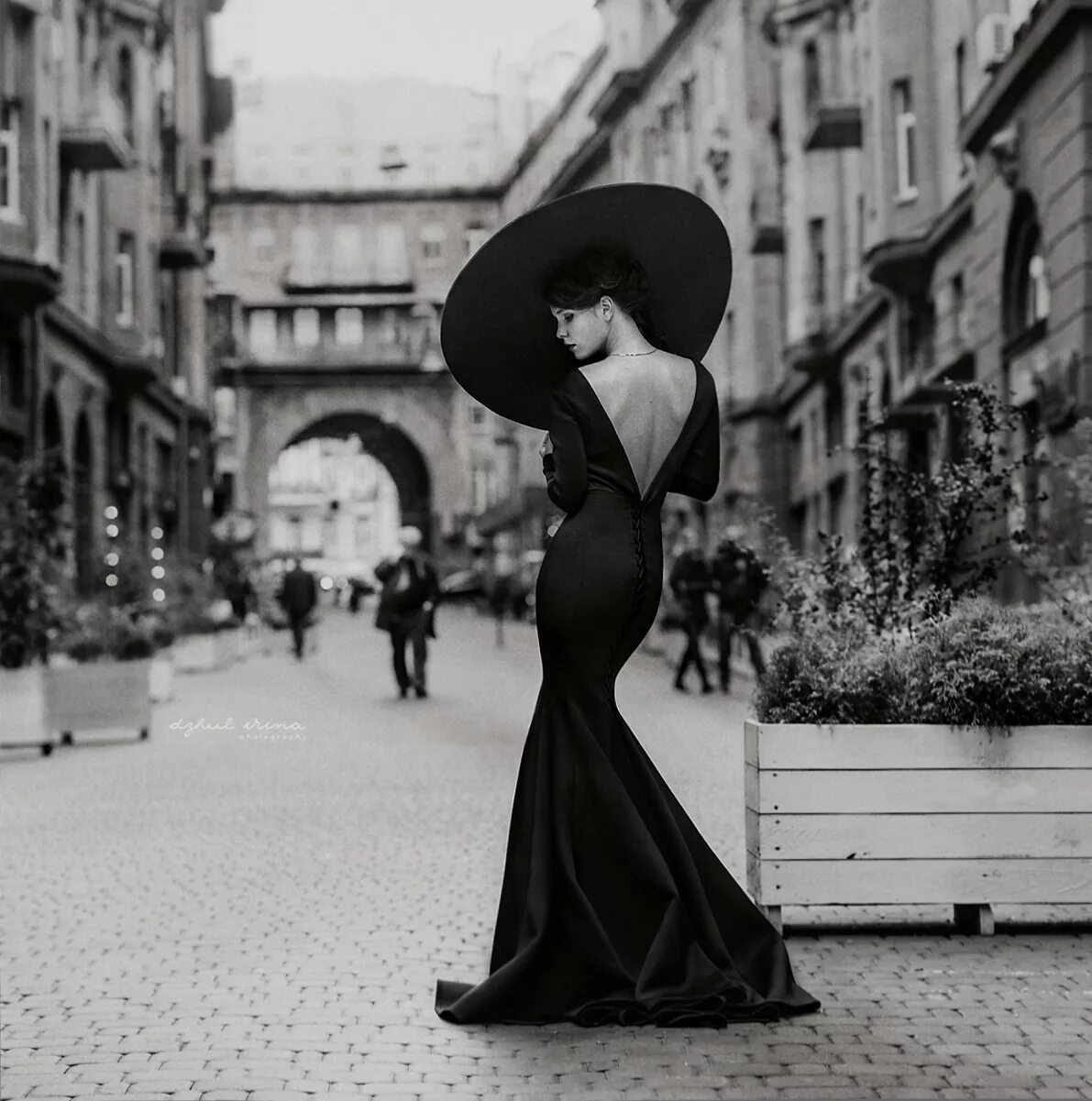Платья в черном белом цвете. Девушка в шляпе. Элегантная девушка в шляпе. Красивые дамы в шляпках. Фотосессия в черном платье и шляпе.