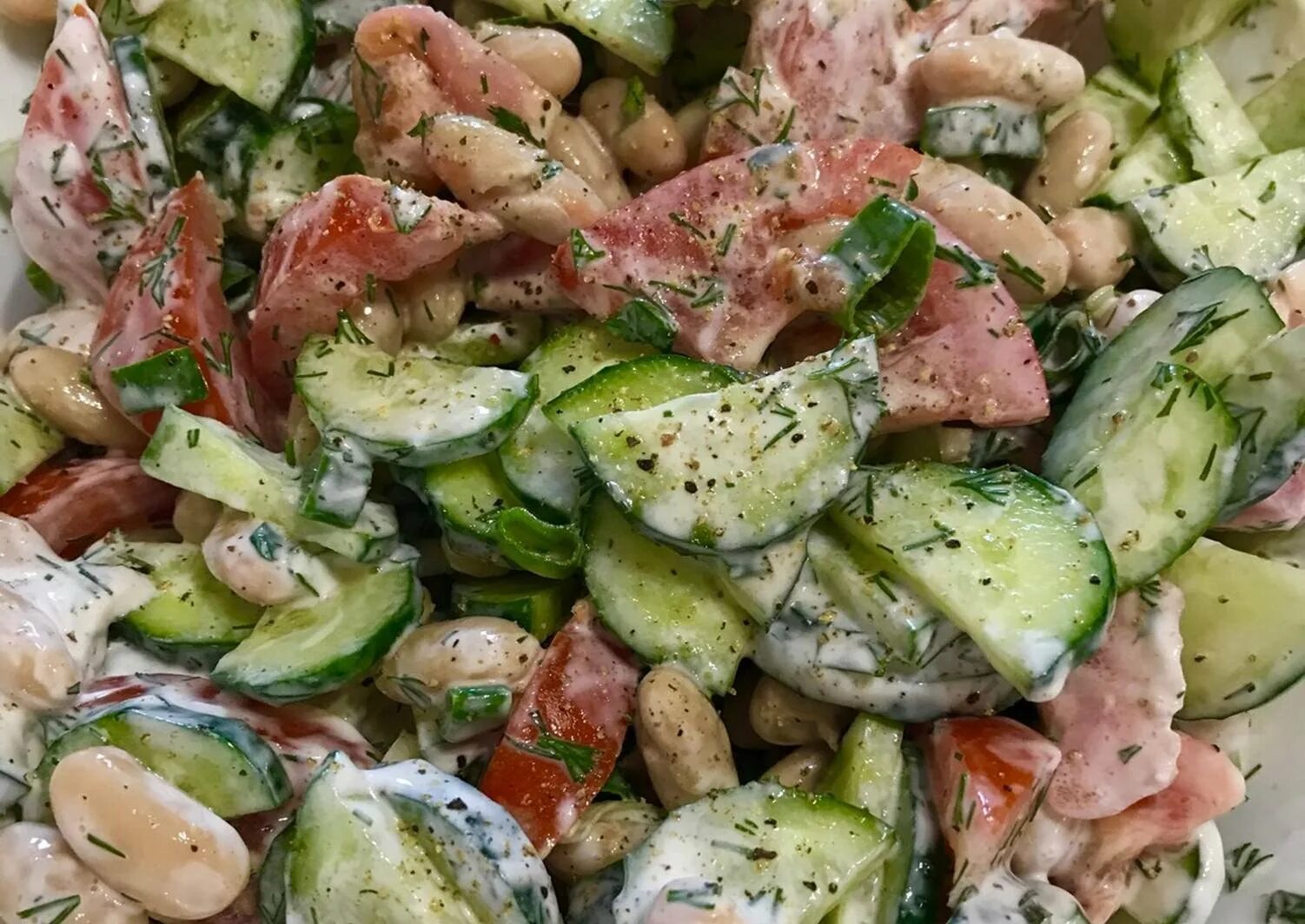 Курица фасоль соленый огурец. Салат с фасолью огурцом и помидором. салат с солёными огурцами. салат с белой фасолью и солеными огурцами. салат с фасолью и солеными огурцами.