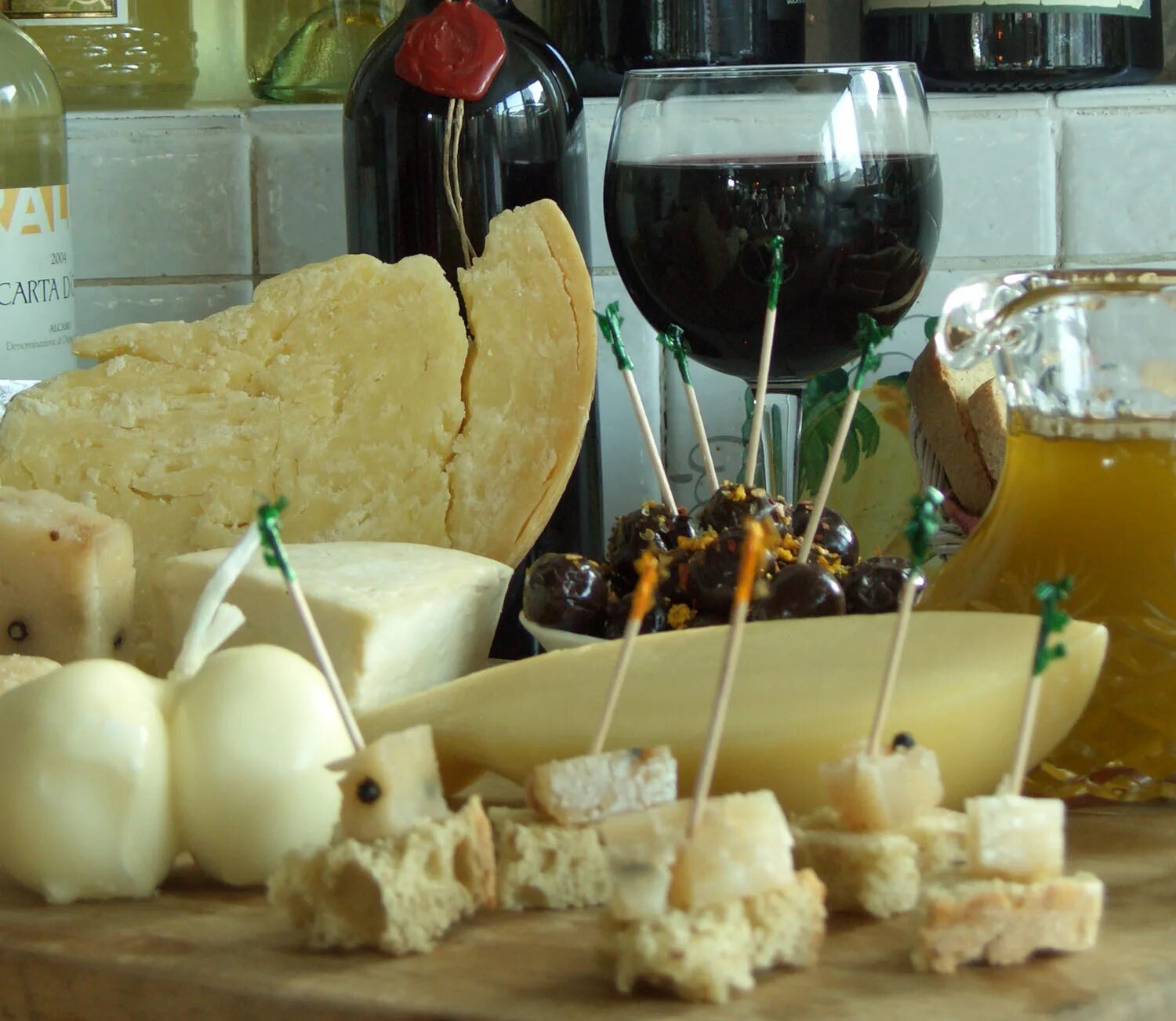 дегустация вина и сыра. сырная дегустация. дегустация вин и сыров. закуски к вину. дегустация сыра и вина.