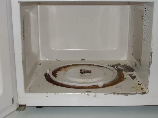 Внутри микроволновки облупилась эмаль. Микроволновка проржавела изнутри. Ржавая микроволновка. Supra микроволновка искрит внутри. Ржавчина внутри микроволновки.