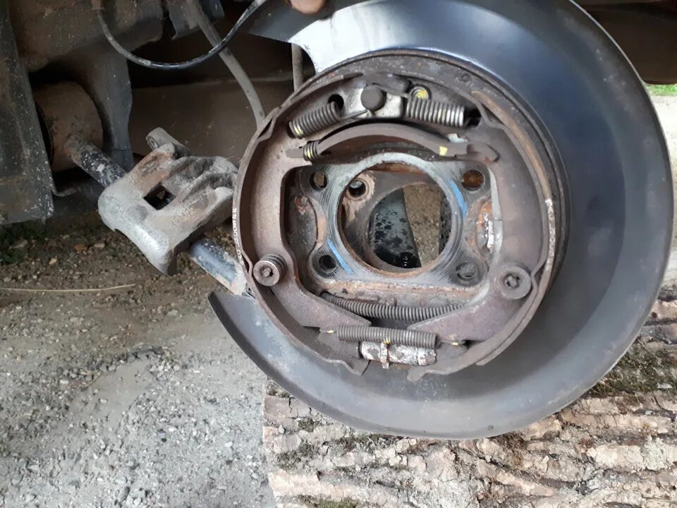 Пружина привода ручного тормоза мицубиси кольт 2007. Тормоза ручника хендай соната нф. Ручник соната тагаз. Колодки ручника соната тагаз 2. Колодки ручника хендай соната.