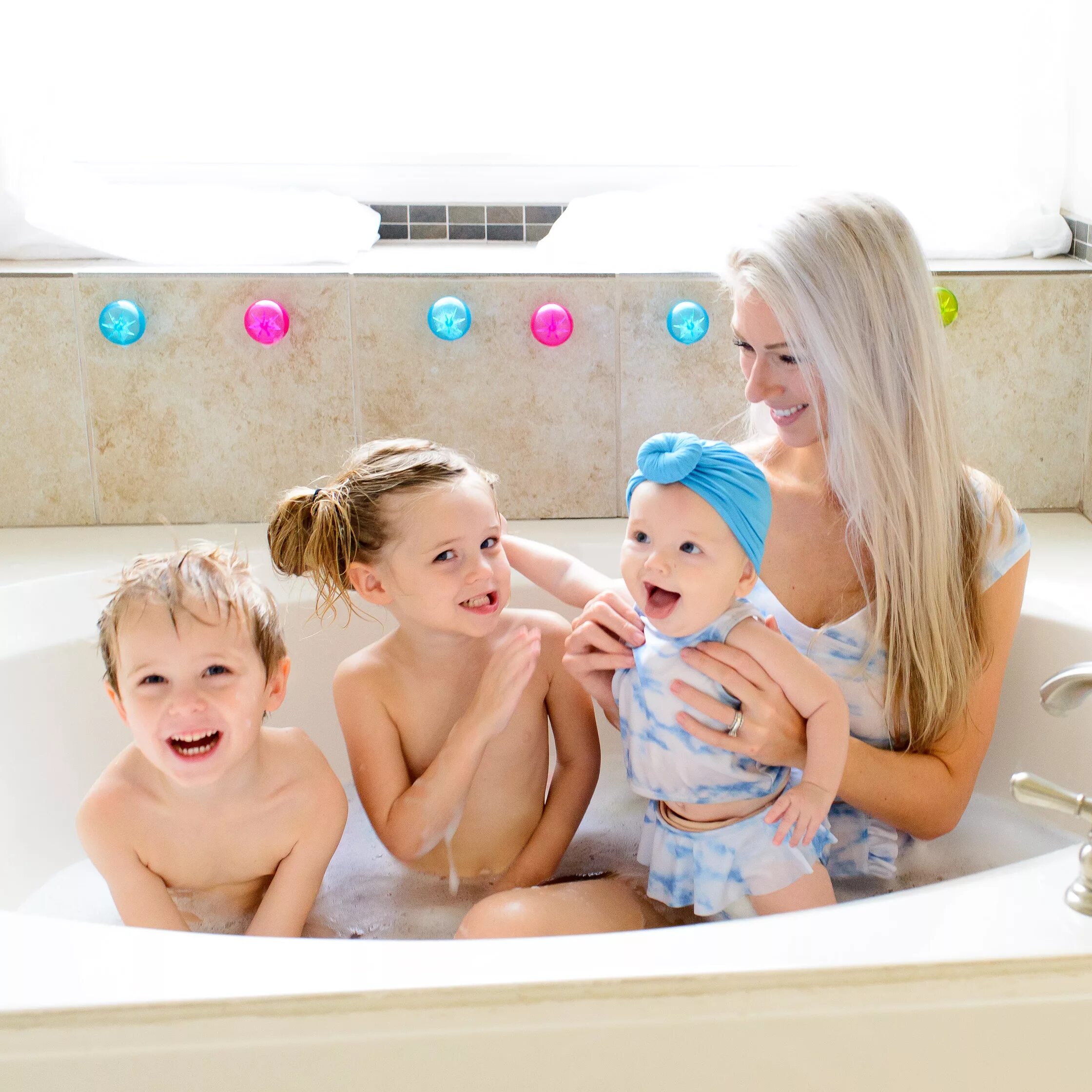 Kids bath time девочки. Sister taking shower. Девочки сёстры купаются в ванной. Bath. Мальчик и девочка в ванной.