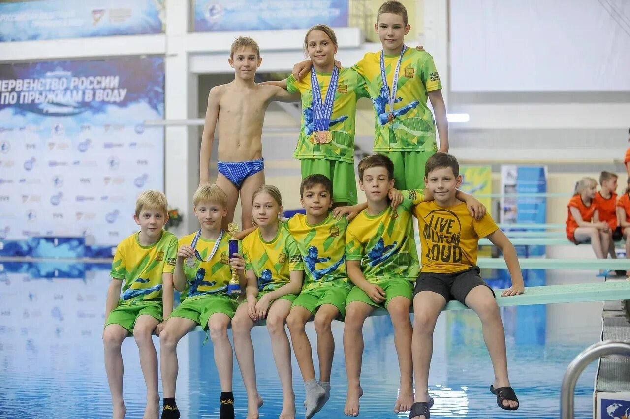 На чемпионате по прыжкам выступают 25 спортсменов. Спортсмены 13-14 лет. Прыжки в воду мальчики. Прыжки в воду юноши. Прыжки в воду девушки подростки.