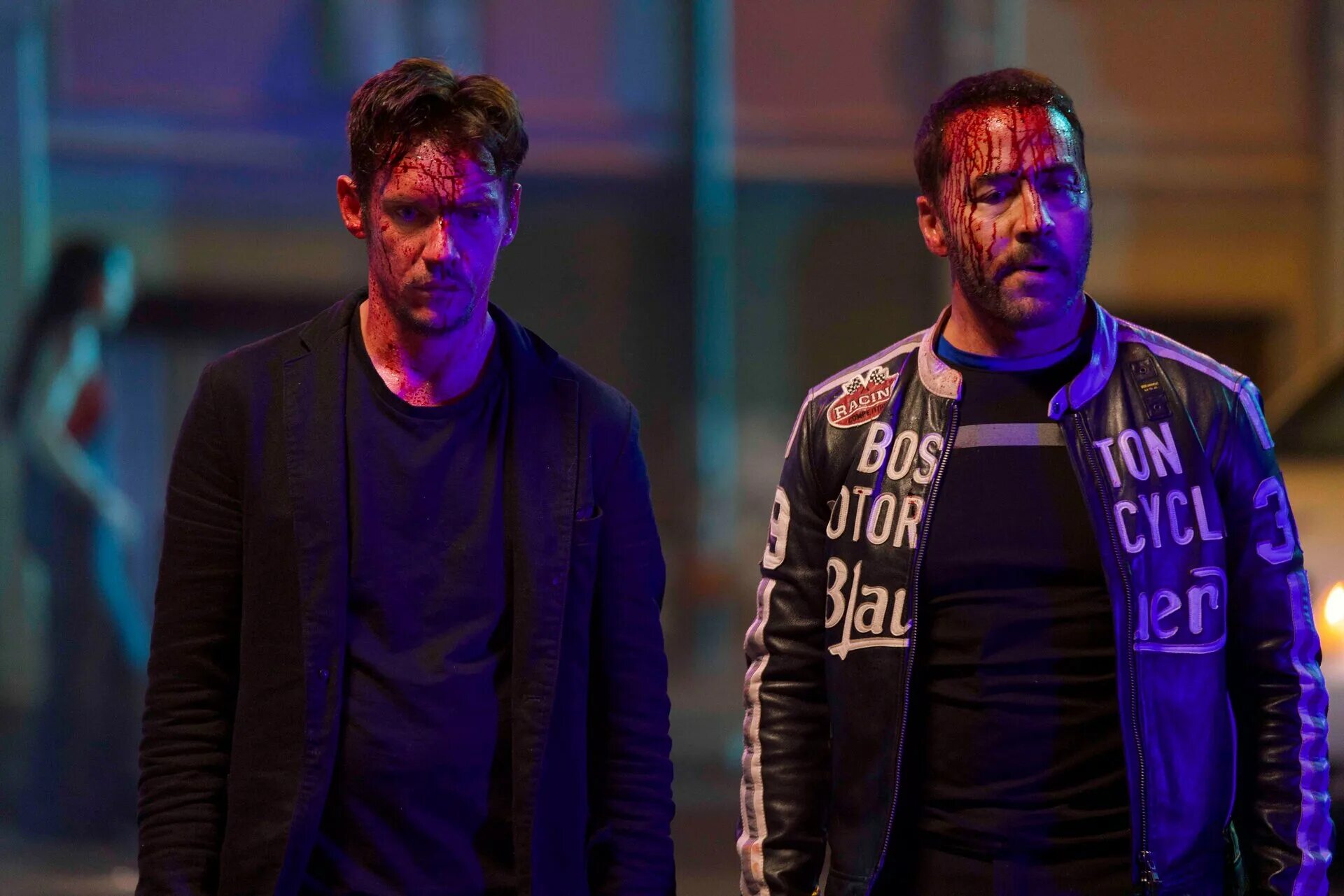 Натали эммануэль армия мертвецов. Гениальное ограбление фильм 2021. Воздушное ограбление дата выхода. Гениальное ограбление фильм 2021. Тейлор китч на мотоцикле.