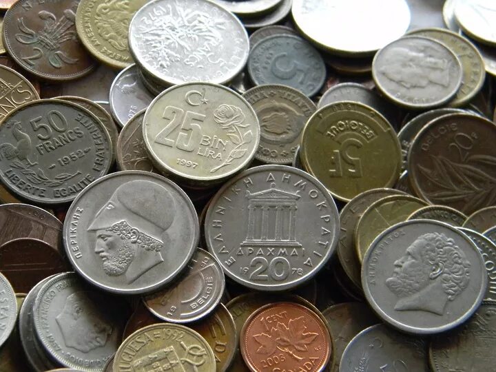Купить монеты на вес. Иностранные монеты. Иностранные деньги монеты. Старинные иностранные монеты. Зарубежные старые монеты.