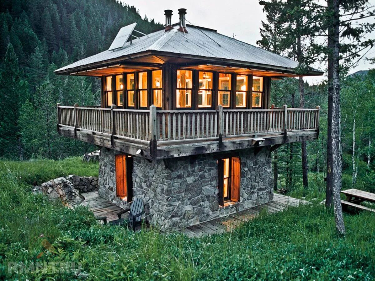 Дом дача в горах. Двухэтажный Тини Хаус. Тини Хаус в стиле Шале. Тини Хаус на склоне. Тини Хаус снаружи.