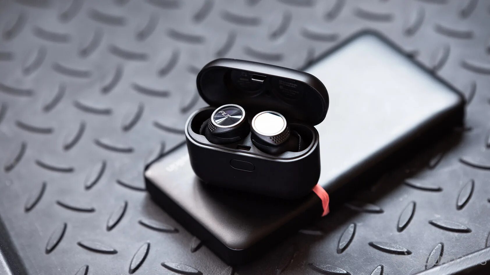Wireless earbuds кейс. Plantronics backbeat 5100. plantronics backbeat pro 5100. наушники plantronics backbeat pro 5100. plantronics backbeat pro 5100 wireless earbuds.