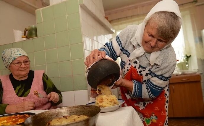 У старушки есть 7. Кухня у бабушки в деревне. Бабушка на кухне. Бабушка с едой. Бабушка стряпает.