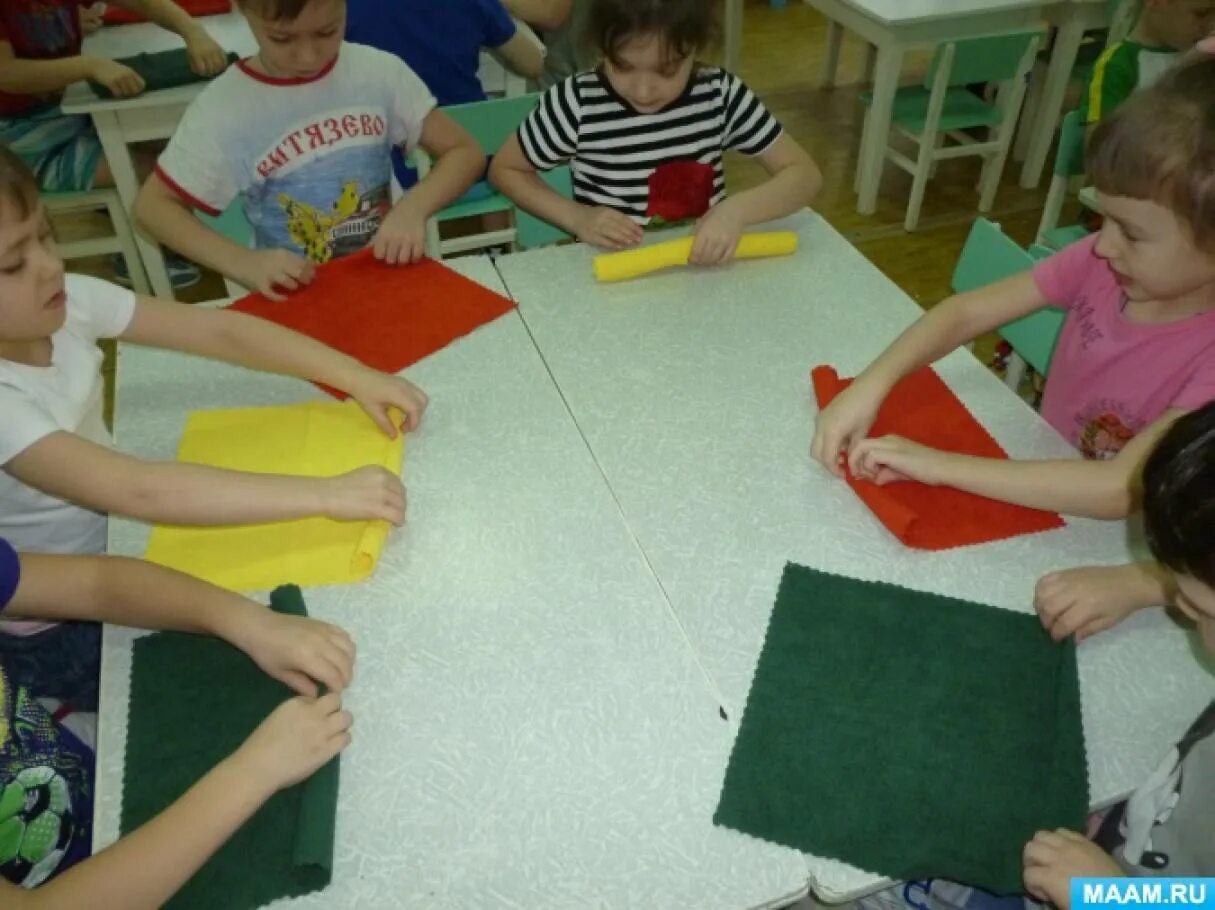 Игра платочек. Пальчиковая игра платочки. Платочек игра для детей. Игры с платочками для младшей группы.
