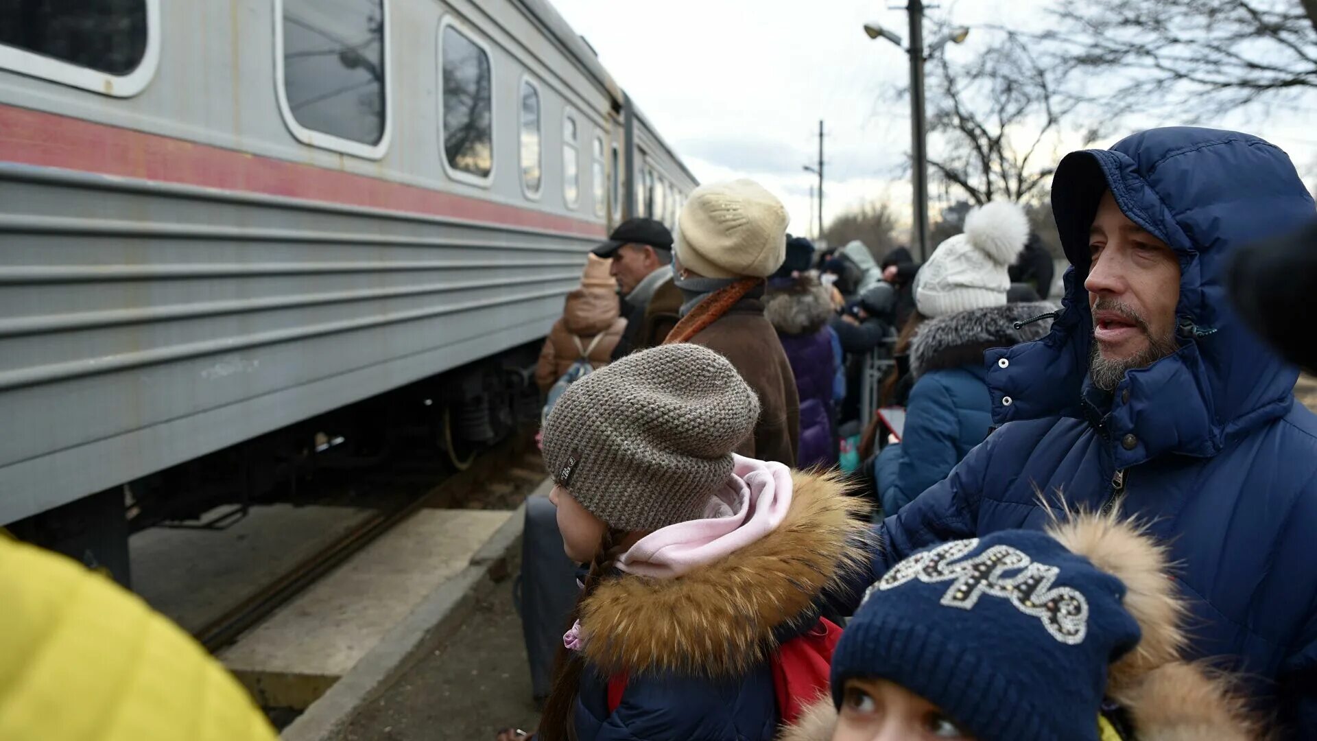 Сколько длится эвакуация. Поезд с беженцами из Донбасса. Беженцы картинки. Беженцы из Украины в поезде. Беженцы из ДНР.