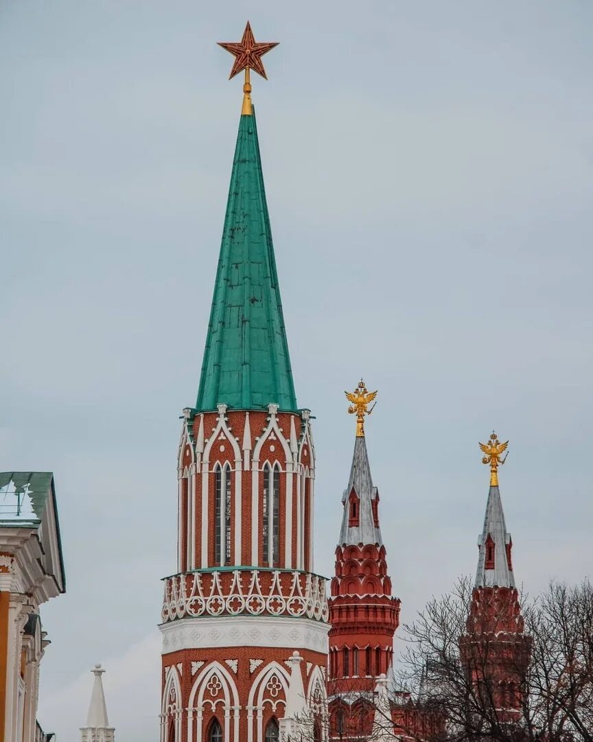 Башни Московского Кремля. Круглые башни Кремля МСК. Кремлевская башня Кремля. Никольская башня. Какая из башен кремля самая большая