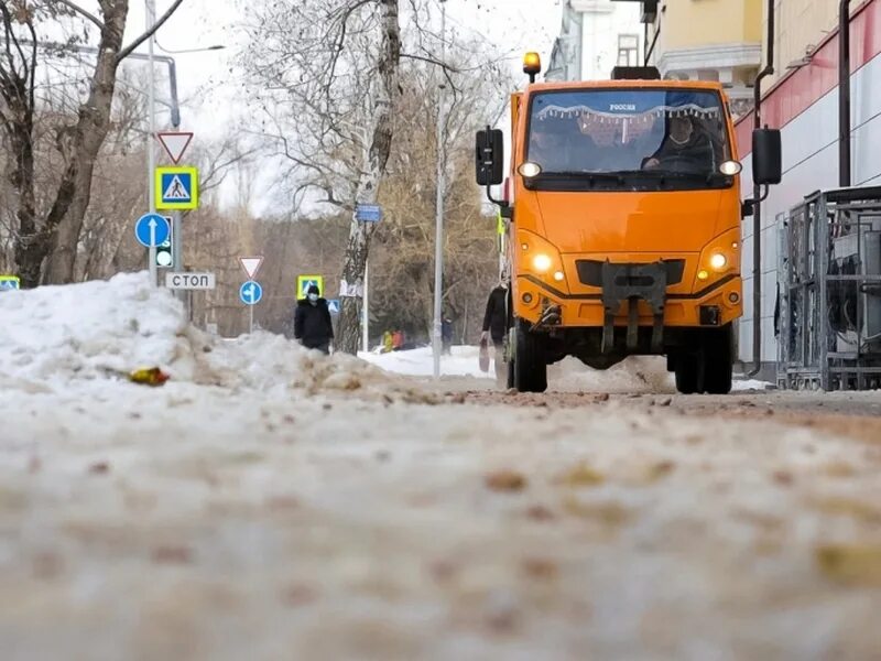 Против реагентов. Уборка дорожной сети. Коммунальная техника посыпающая реагентами. Машина которая убирает снег. Коммунальник машины.