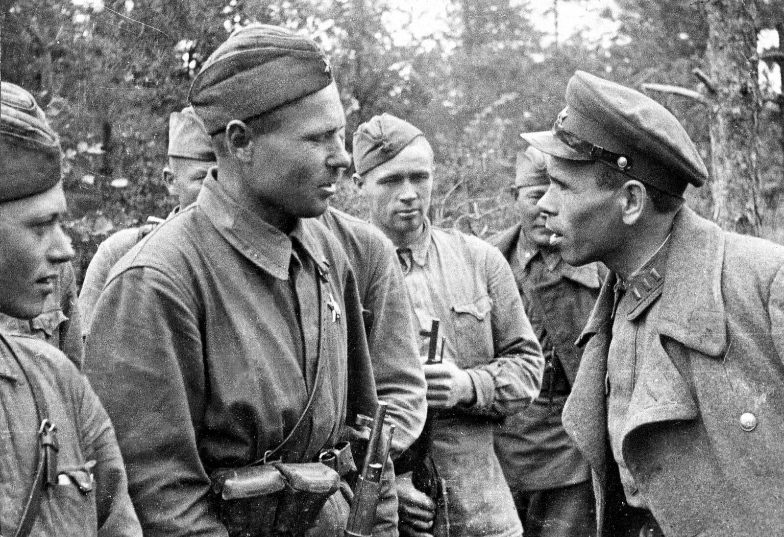 Радист ркка 1941. Связисты ркка в 1941 году. Чебанов вениамин карпович «1941 год. Приказ командира. Командир и товарищи отговаривали связиста решившего.