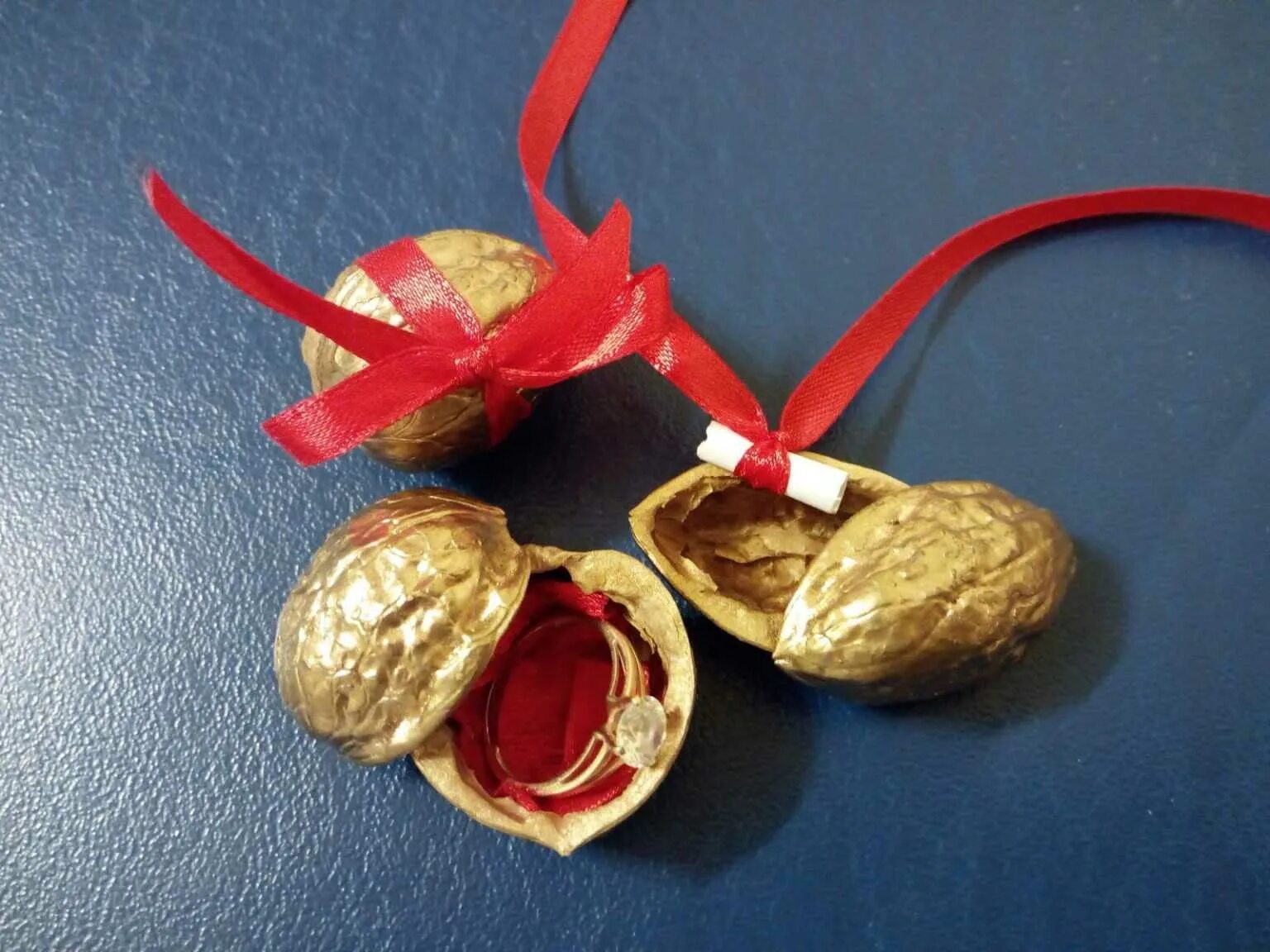 поделки на новый год из грецкой скорлупы. поделки на новый год из грецкой скорлупы. украшение из грецкого ореха. украшения из грецких орехов. ёлочные игрушки из скороупы грецкого ореха.