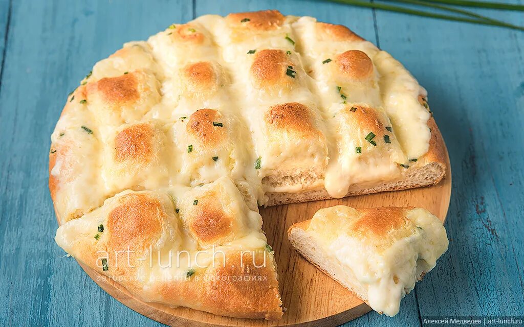Хлеб с сыром и чесноком рецепт. Сырный хлеб в духовке. Хлеб с сыром в духовке. Чесночный хлеб с сыром. Чесночный хлеб в духовке.