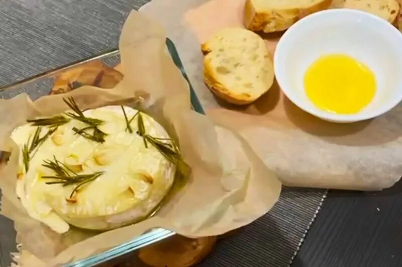 Камамбер с чесноком и розмарином. Сыр камамбер рецепт с чесноком. Запеченный камамбер запеченный сыр. Сыр камамбер блюда. Запечённый камамбер в духовке с гренками и чесноком.