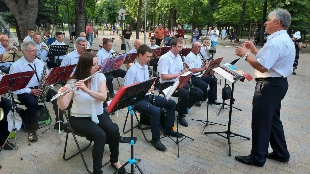 Музыкальный колледж курск. Музыка на курском. Музыка на курском. Музыканты в метро москвы. Областной дворец культуры курск.