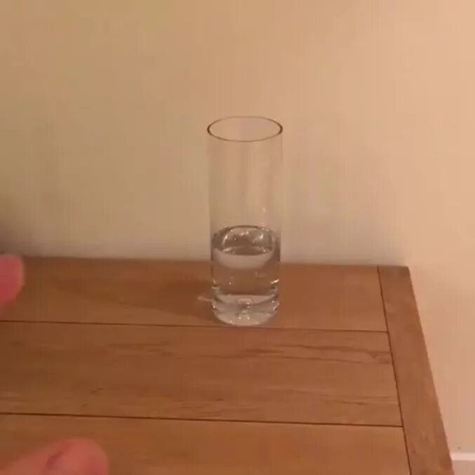 Кинь стакан. Стакан воды гиф. Гифка со стаканом. Стакан гиф. Вода в стакане анимация.