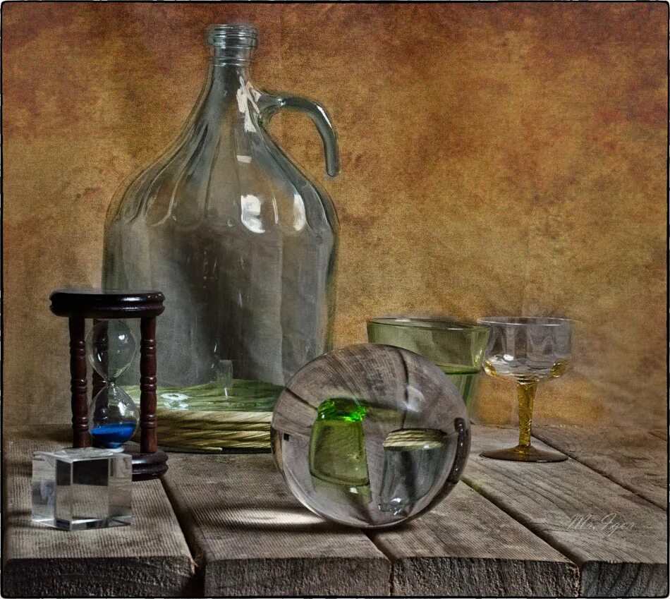 натюрморт из стекла. предметы из стекла. предметы со стекла. предметы из стекла. цветное стекло предметы.