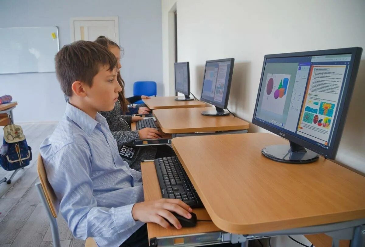 Компьютерные классы в школах. Компьютер для школьника. Компьютер в школе. Компьютерное оборудование для школ.