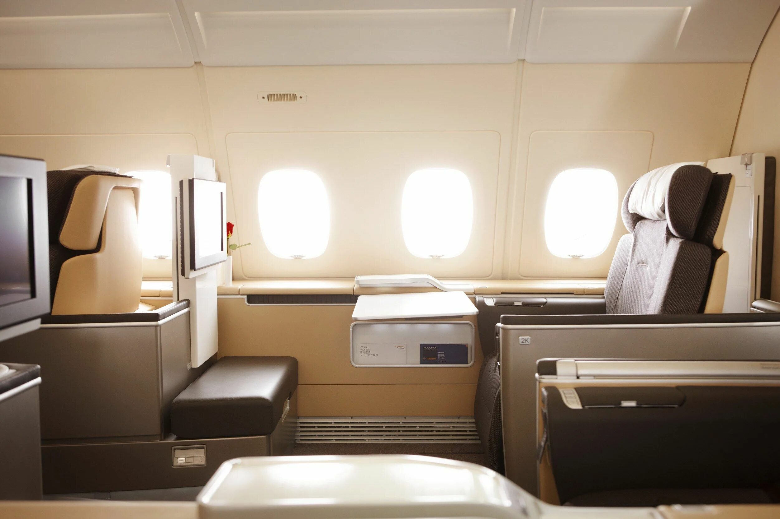 Lufthansa first class. Авиационные классы интерьер. First class Airplane. First class Cabin Seats.
