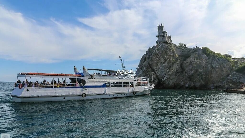 Морская прогулка Ялта Ласточкино гнездо. Морская прогулка экскурсия Ялта Ласточкино гнездо. Теплоход Ялта Ласточкино гнездо. Морская прогулка к Ласточкиному гнезду.