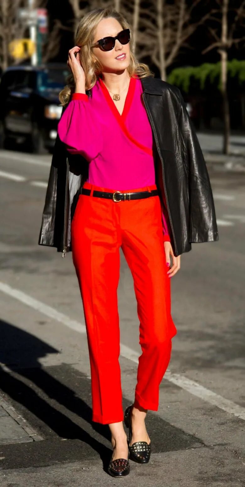 Красная блузка сочетается