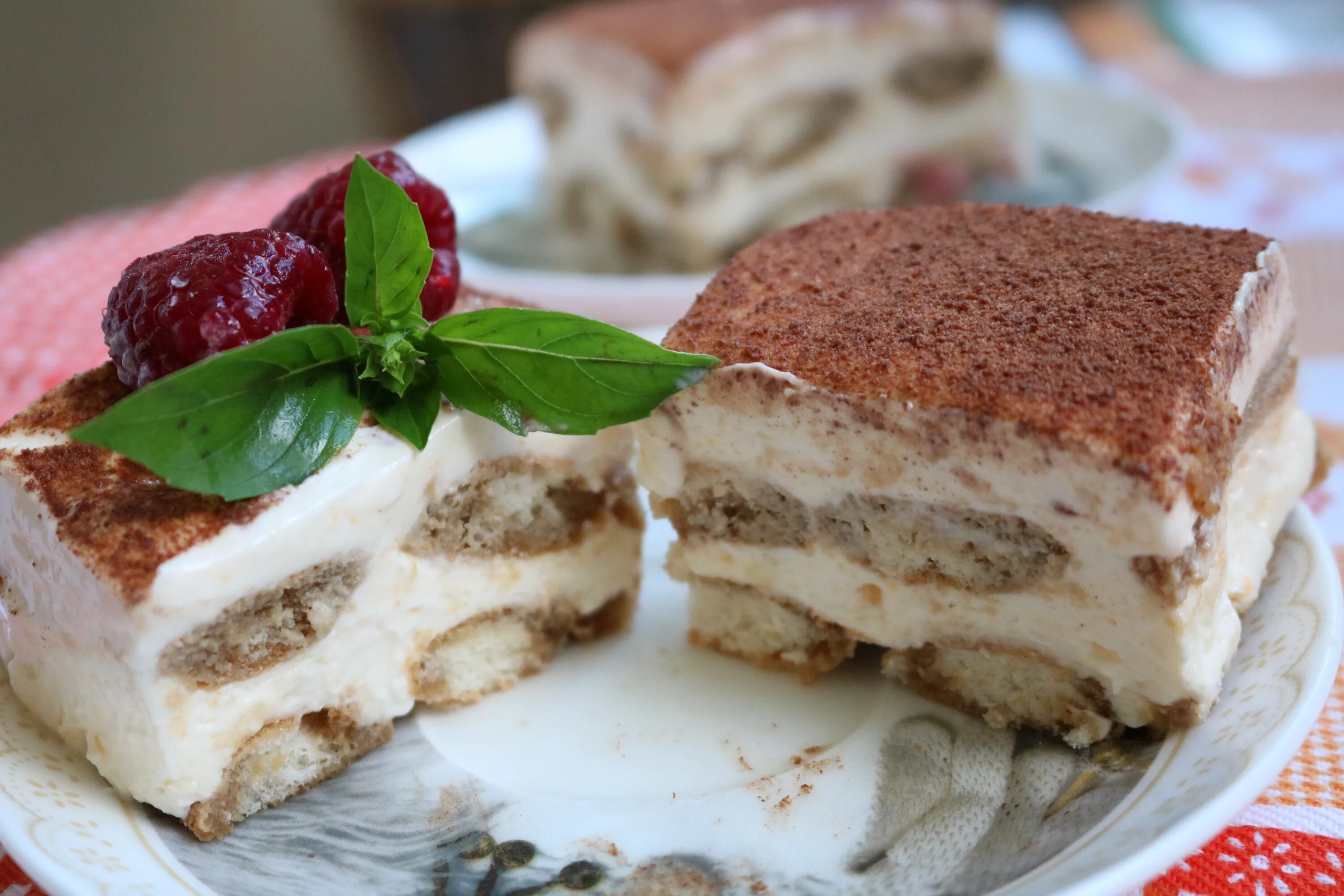 Рецепт крема из сливок и маскарпоне. Mascarpone тирамису. Пирожное тирамису маскарпоне. Сыр маскарпоне для тирамису. Тирамису со сливками и маскарпоне.