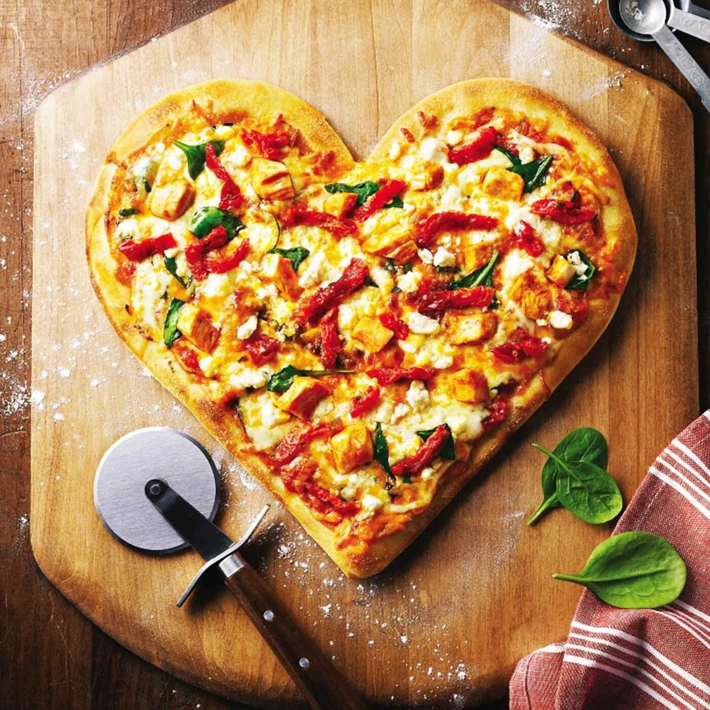 Пицца на ужин. "Пицца". Красивая пицца. Пицца в форме сердечка. Пицца на день влюбленных.