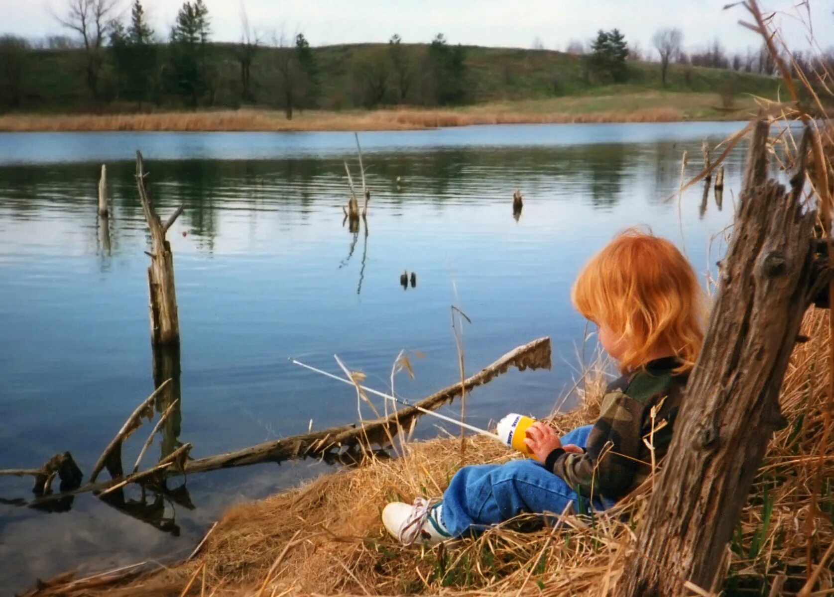 Часто ловлю на. Осенняя рыбалка с детьми. Дети на берегу озера. Пруд для детей. Дети на рыбалке.