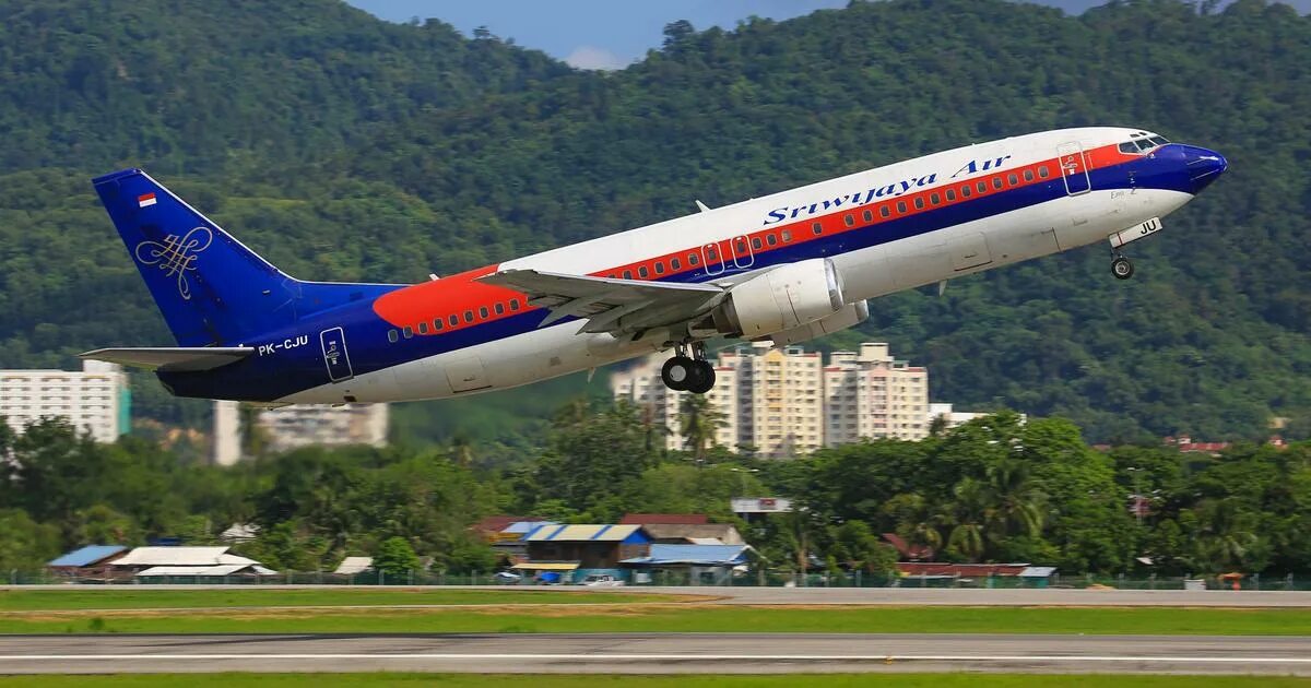 Боинг индонезии. Sriwijaya air boeing 737 max. индозения самолет боинг. транспорт индонезии.
