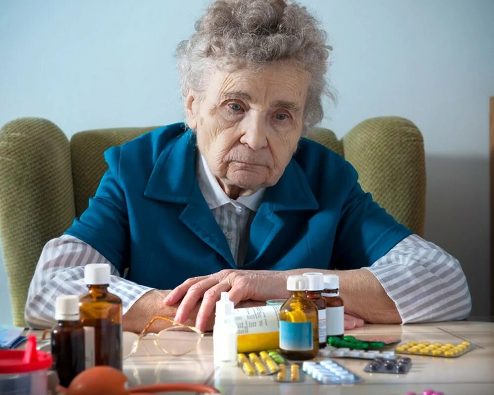 Бабушке стало лучше выпив лекарство. Деменция Альцгеймера. Бабушка с таблетками. Пожилые люди и лекарства. Пожилые люди.