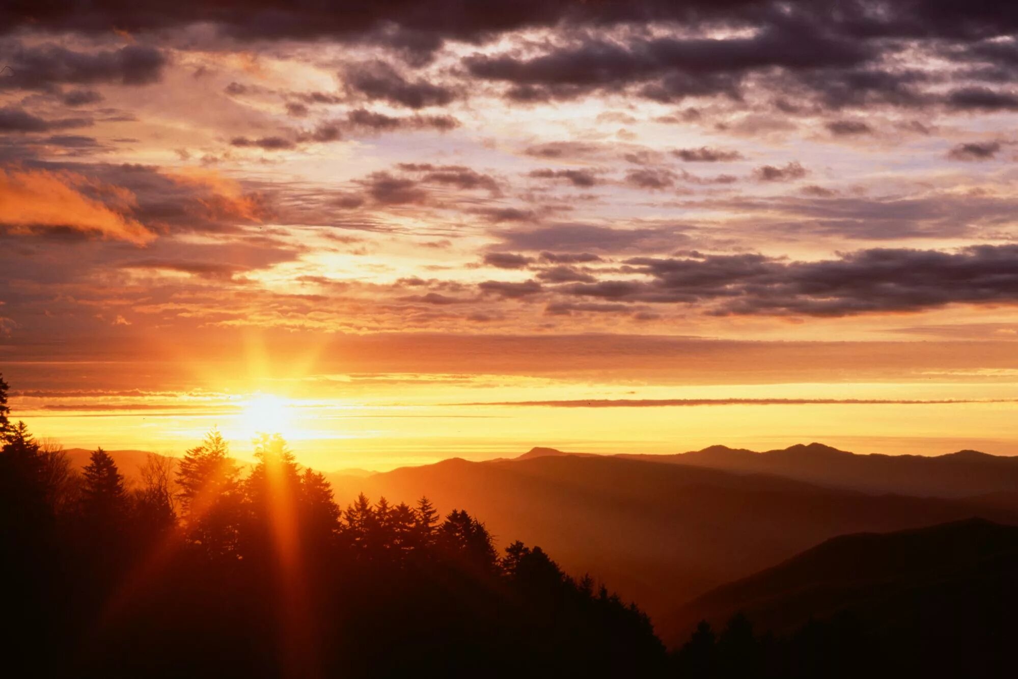 Грейт Смоки Маунтинс. Красивый закат солнца. Горы солнце. Закат в горах.