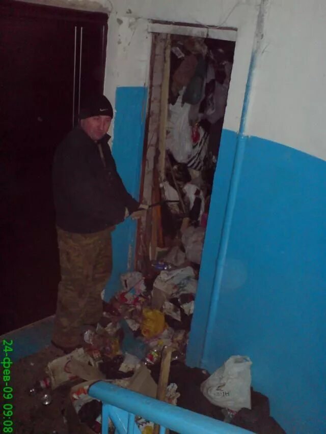 Воняет в комнате